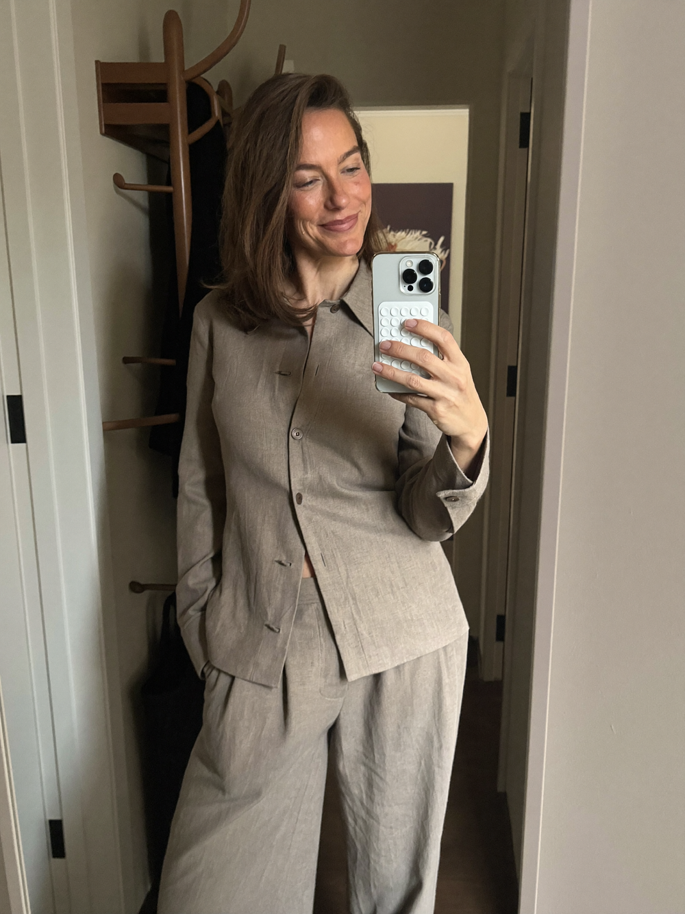 Cliente Bianca Romano — completo in lino beige, selfie allo specchio